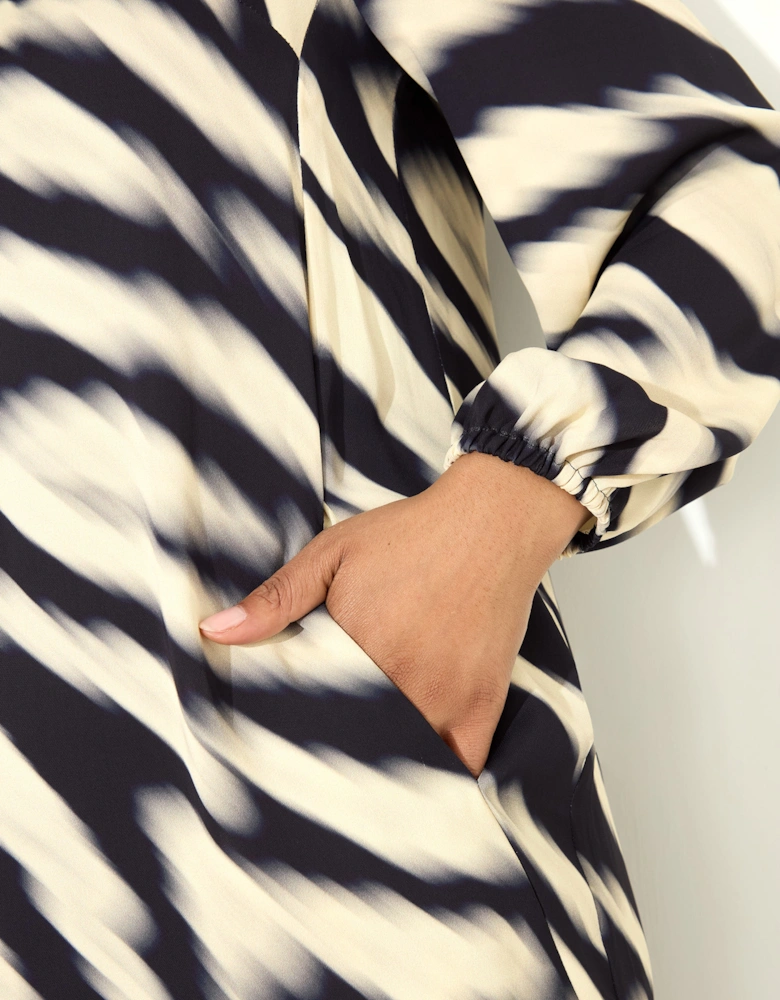 Blurred Animal Print Dress With Pockets