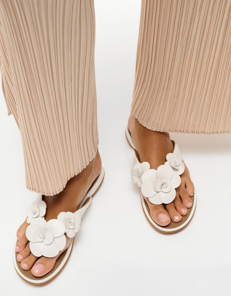 GRACIE FLOWER Womens Toe-Post Sandals Urban White