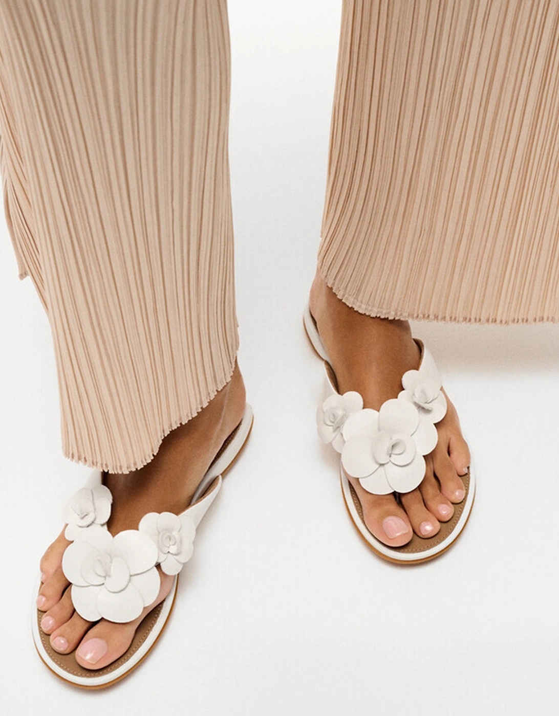 GRACIE FLOWER Womens Toe-Post Sandals Urban White, 7 of 6