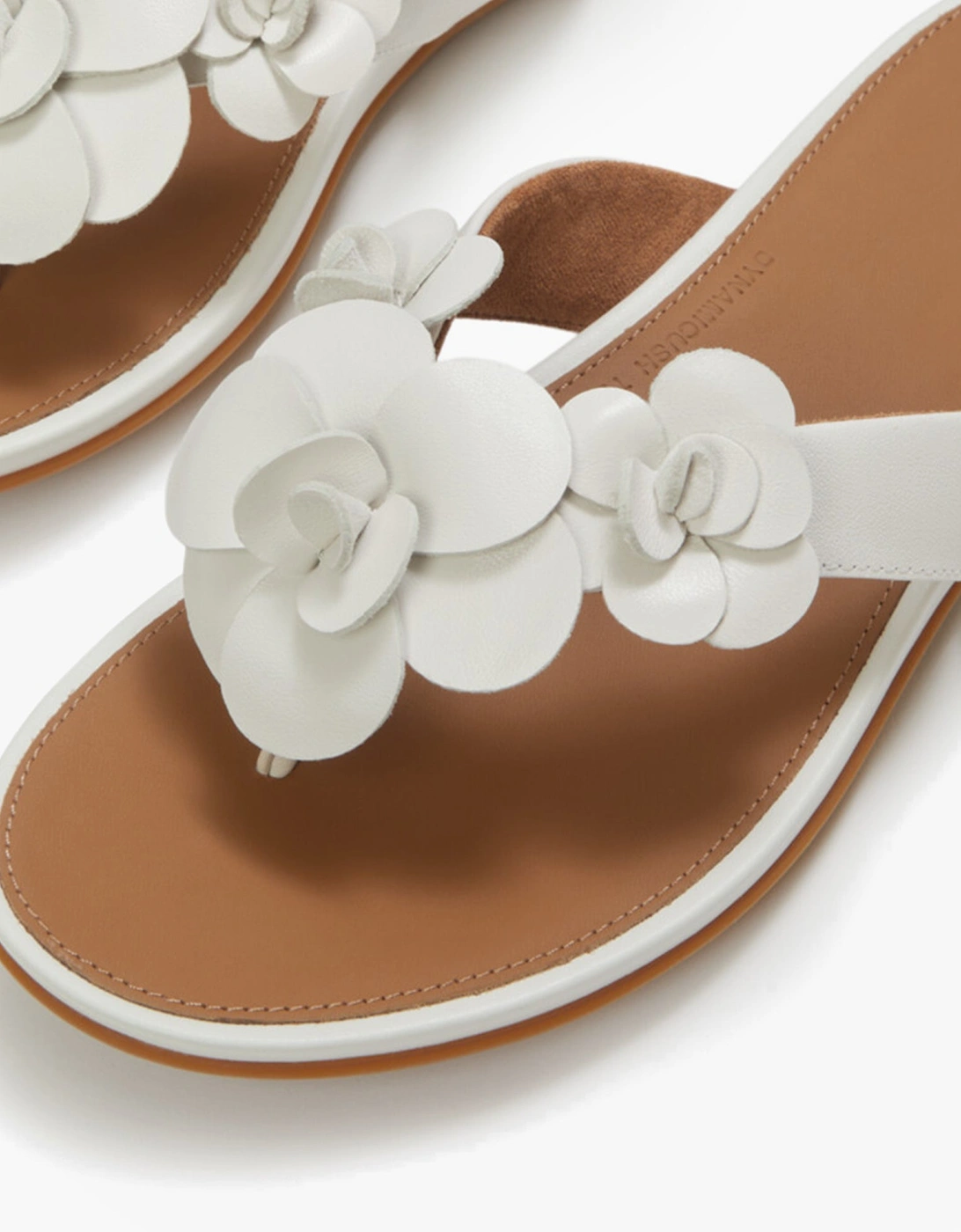 GRACIE FLOWER Womens Toe-Post Sandals Urban White