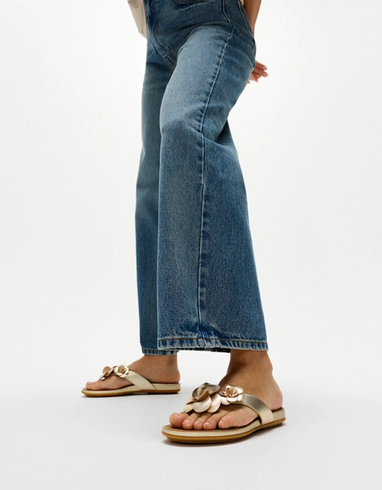 GRACIE FLOWER Womens Toe-Post Sandals Platino