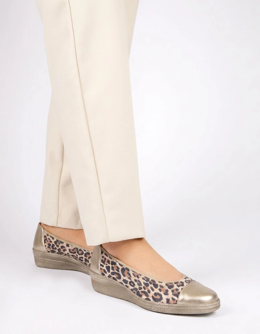 Petunia Womens Accent Low Heeled Pumps