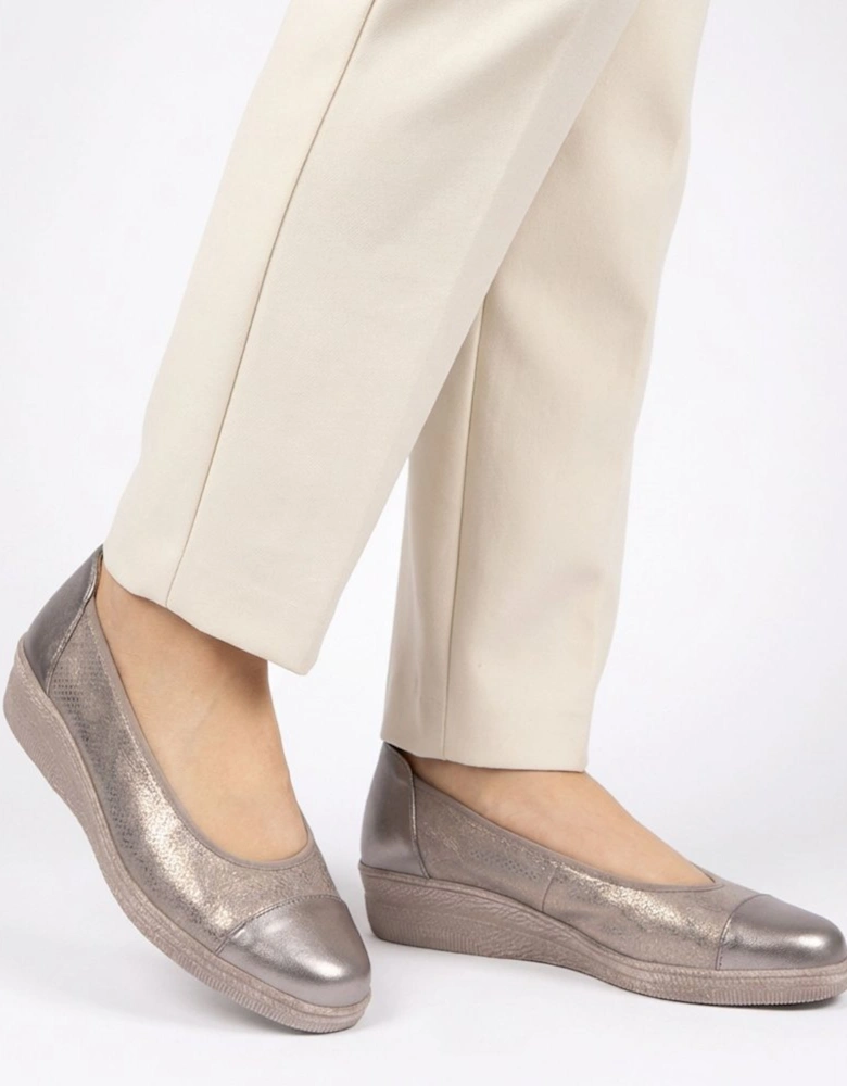 Petunia Womens Accent Low Heeled Pumps
