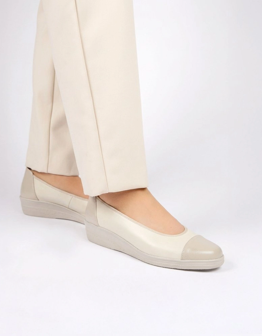 Petunia Womens Accent Low Heeled Pumps
