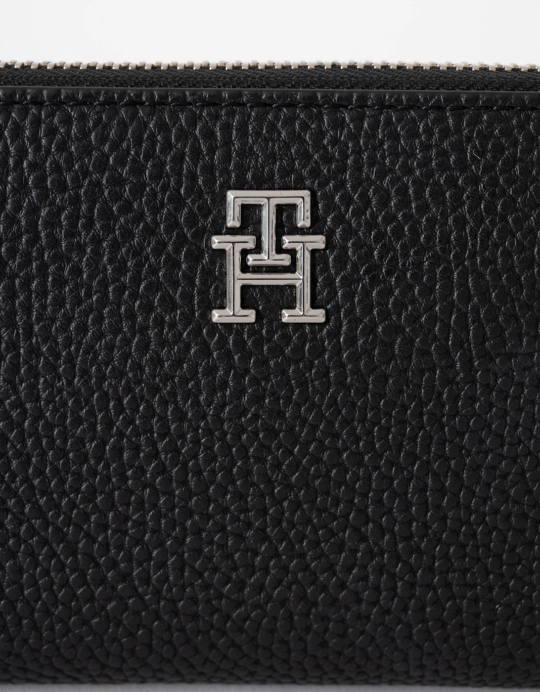Tommy Hilfiger TH Emblem Womens Large Zip Purse - Black