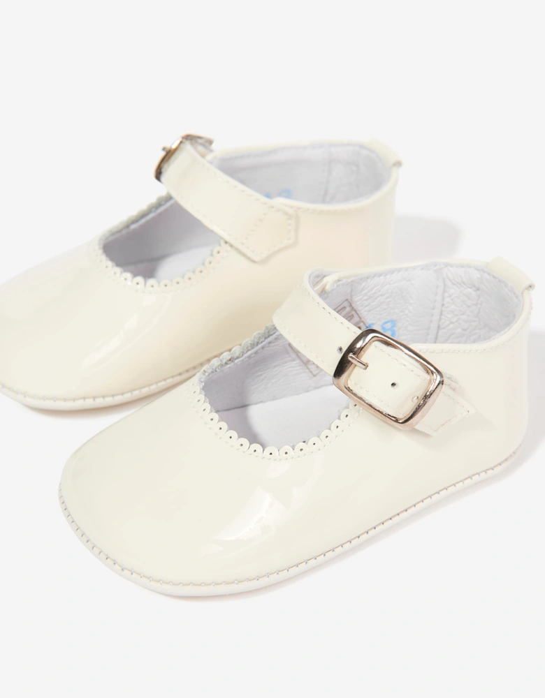 Andanines Baby Girls Patent Scallop Edge Pumps in Ivory