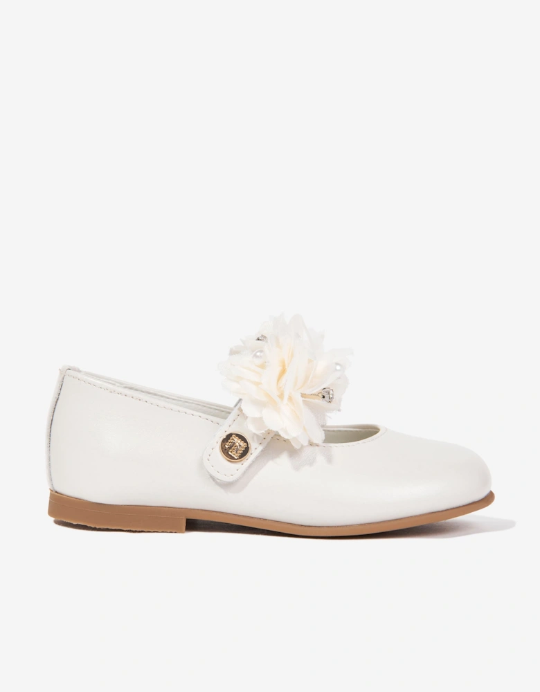 Andanines Girls Leather Flower Pumps in Ivory