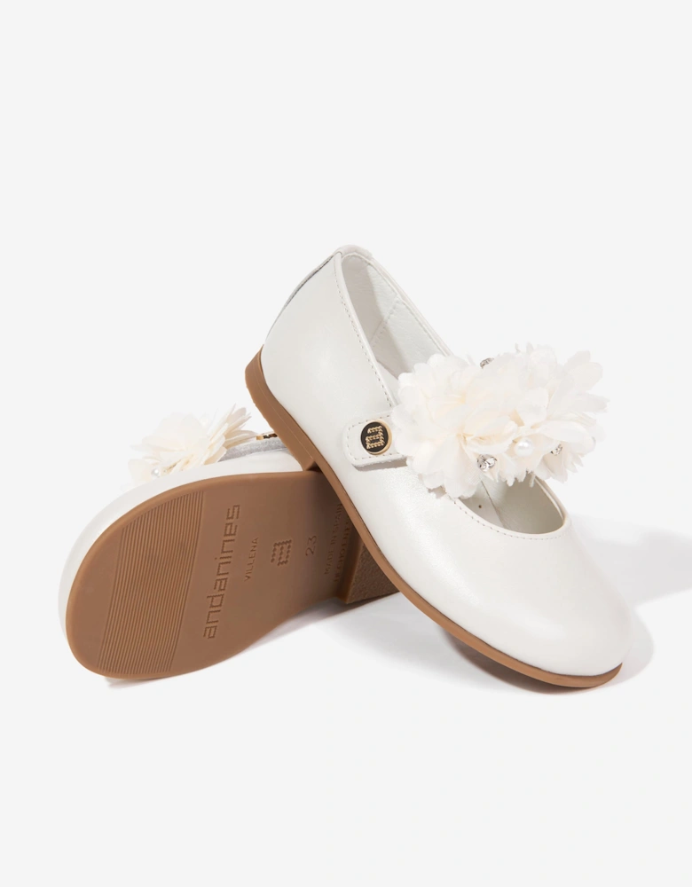 Andanines Girls Leather Flower Pumps in Ivory