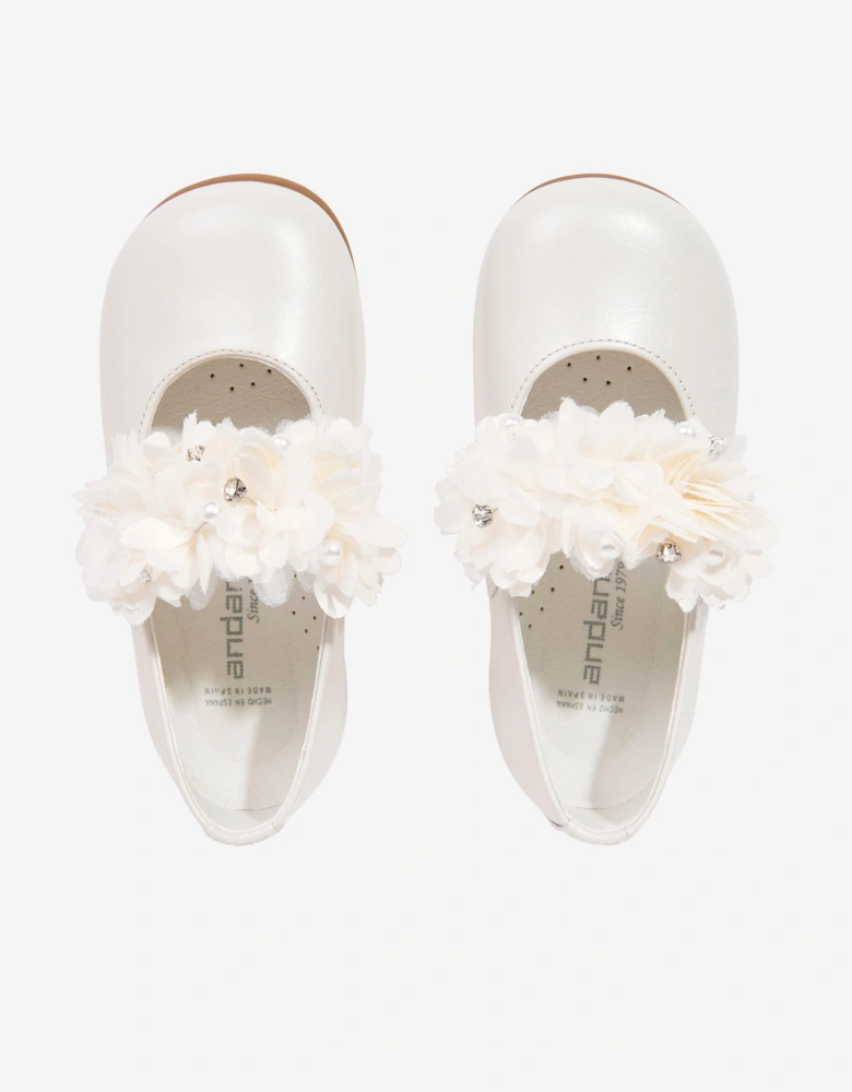 Andanines Girls Leather Flower Pumps in Ivory