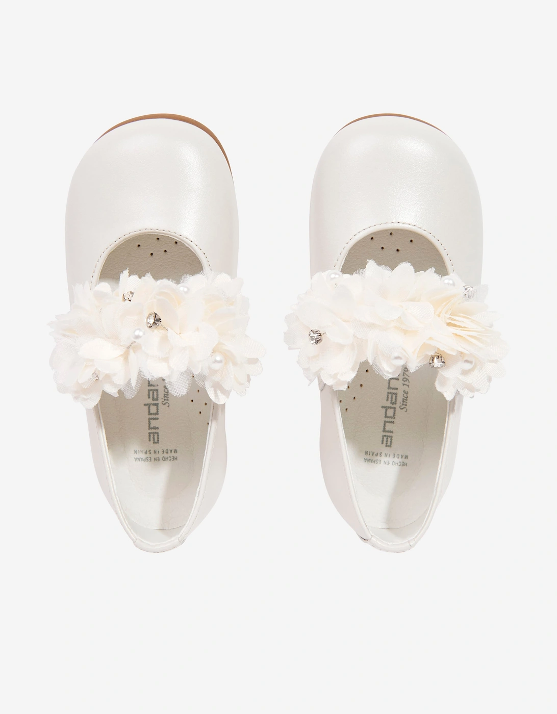 Andanines Girls Leather Flower Pumps in Ivory