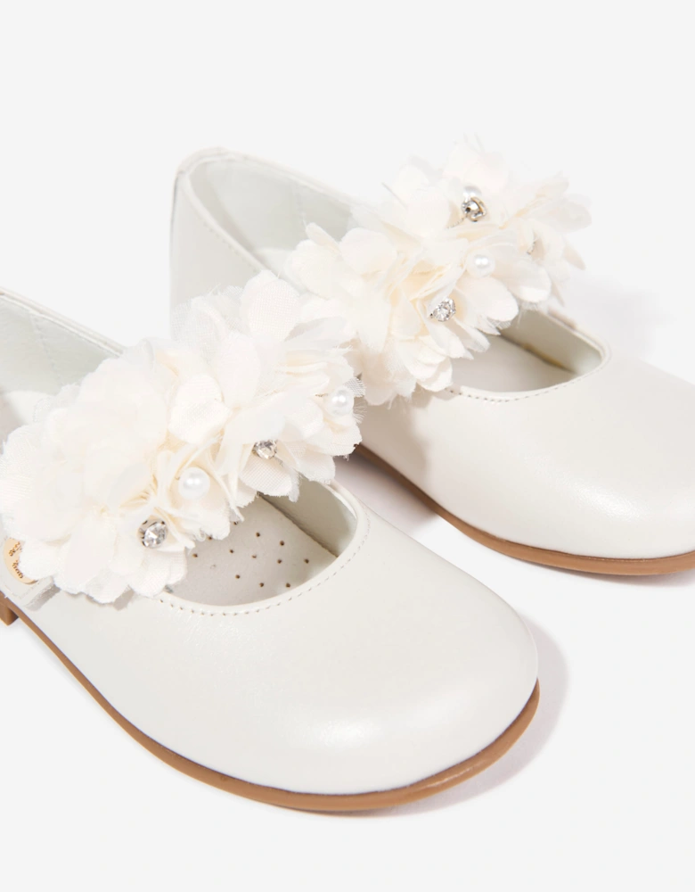 Andanines Girls Leather Flower Pumps in Ivory
