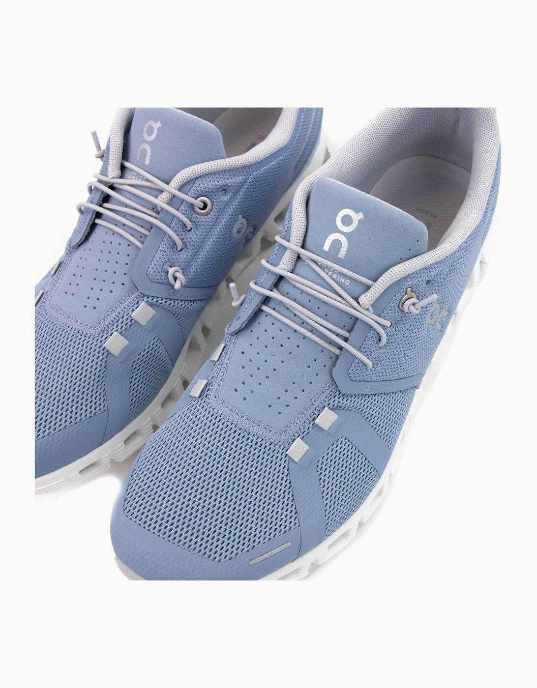 On Running Cloud 5 Running Trainer Chambray/white
