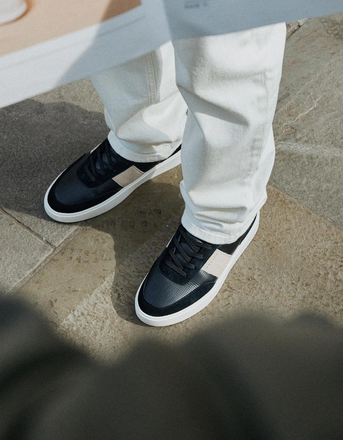 Halkett Black/Off White