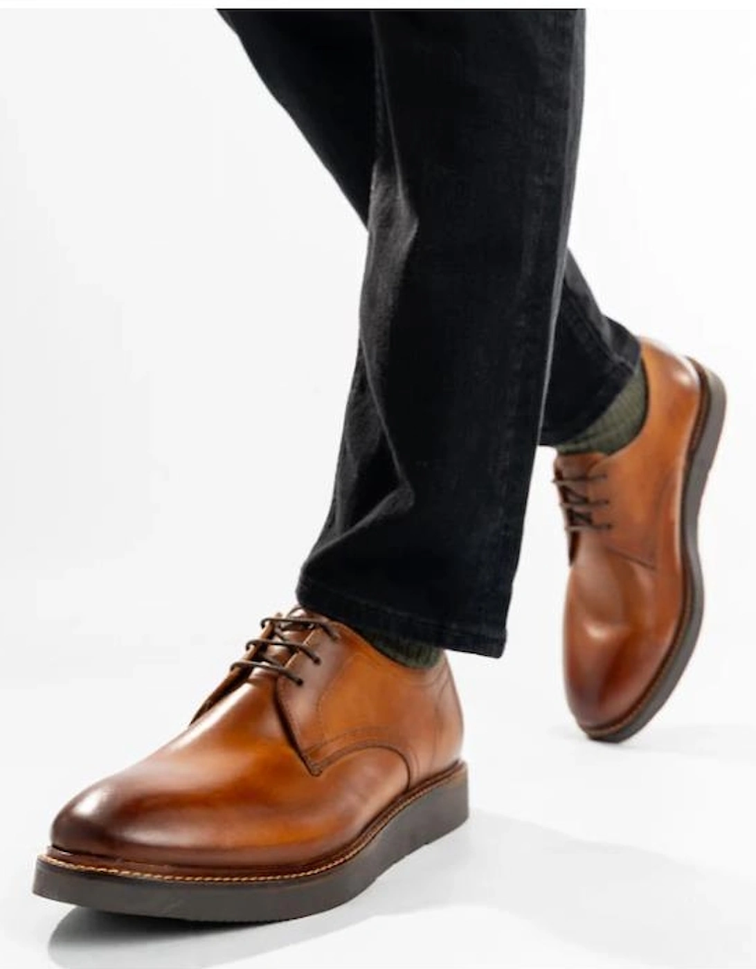 Base London Roly washed Derby in tan
