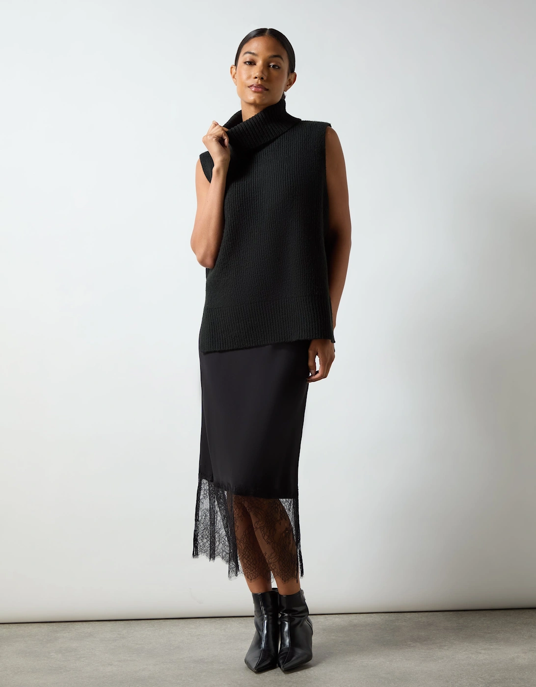 RO&ZO RO&ZO Women's Black Crepe Lace Trim Skirt