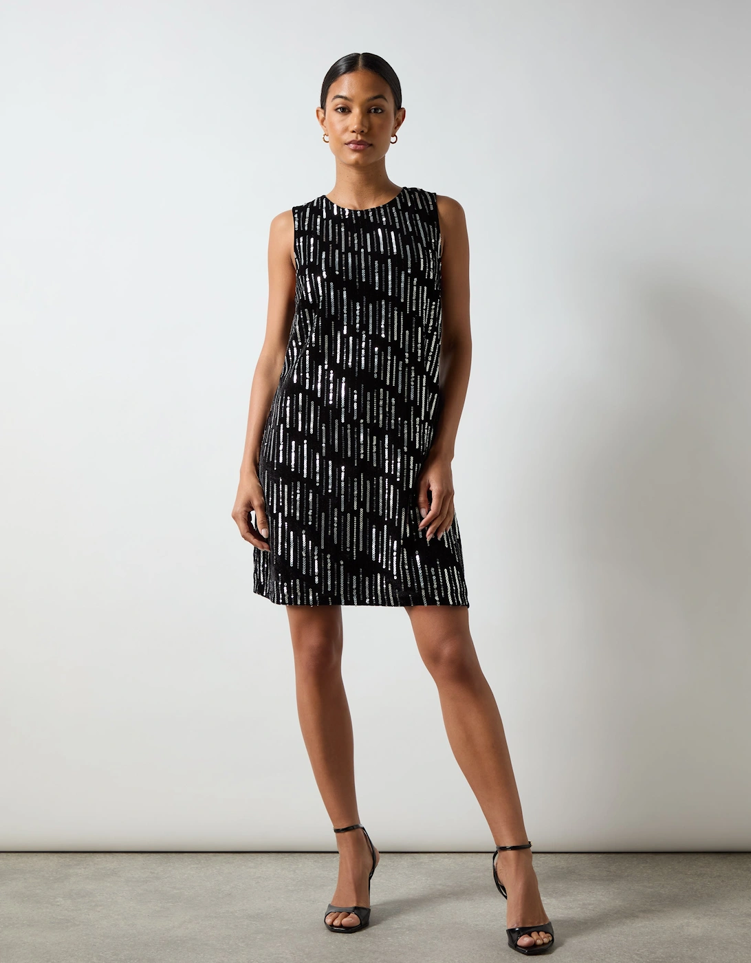 RO&ZO RO&ZO Women's Petite Lucille Black Embellished Velvet Shift Dress