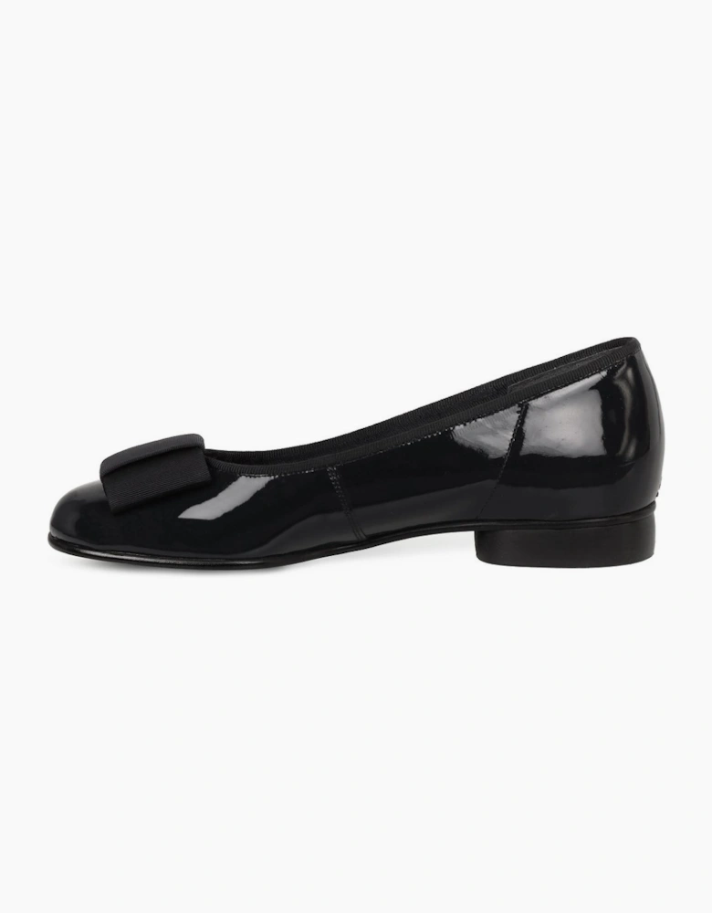 Assist Womens Bow Trim Ballerina Flats
