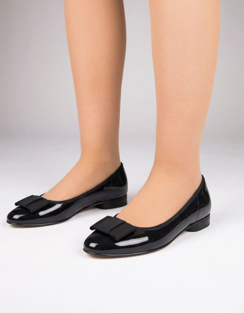 Assist Womens Bow Trim Ballerina Flats