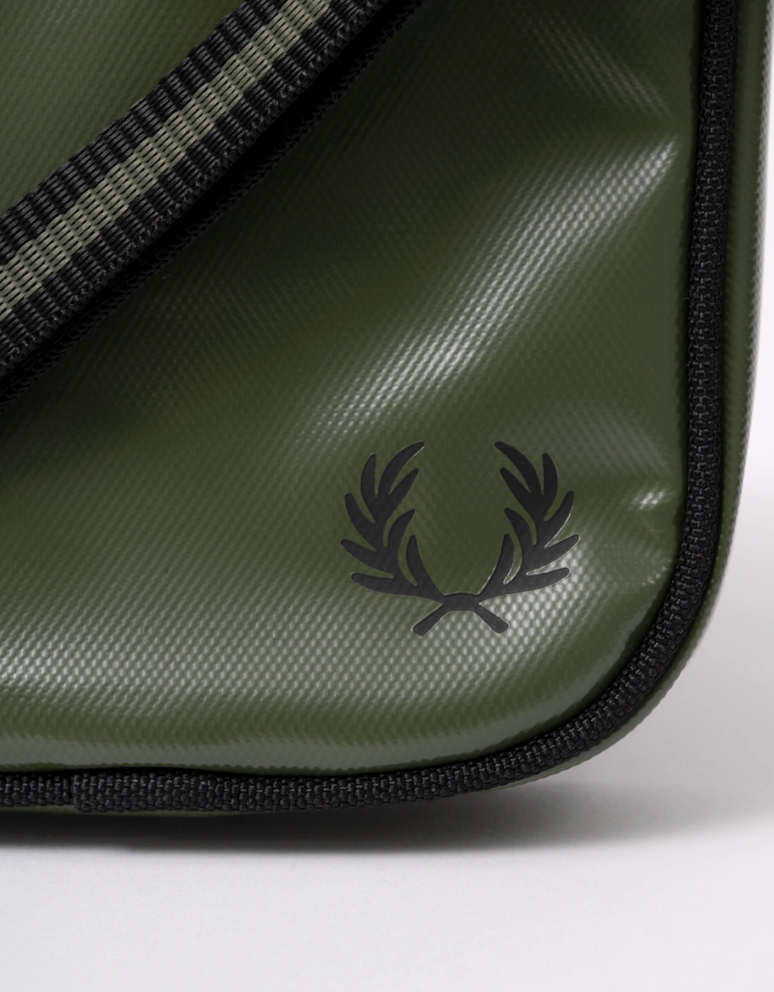Fred Perry Classic Small Side Bag - Laurel Wreath Green/Black Z50