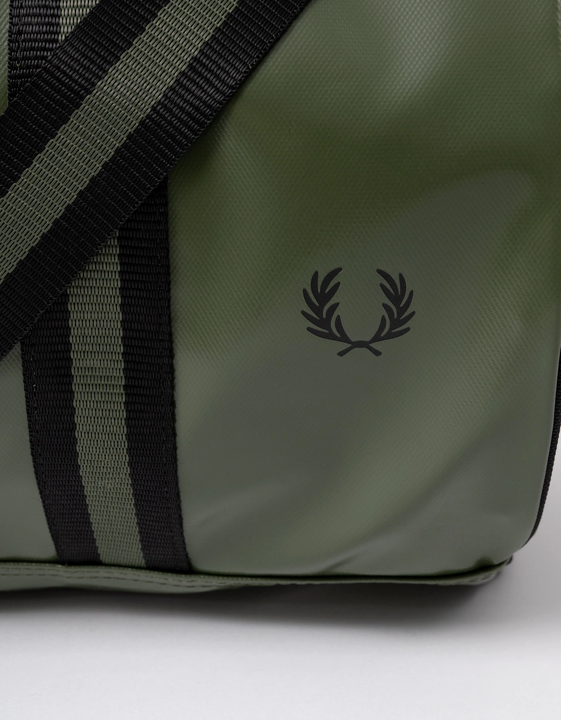 Fred Perry Recycled Polyester Classic Barrel Bag - Laurel Wreath Green/Black Z50