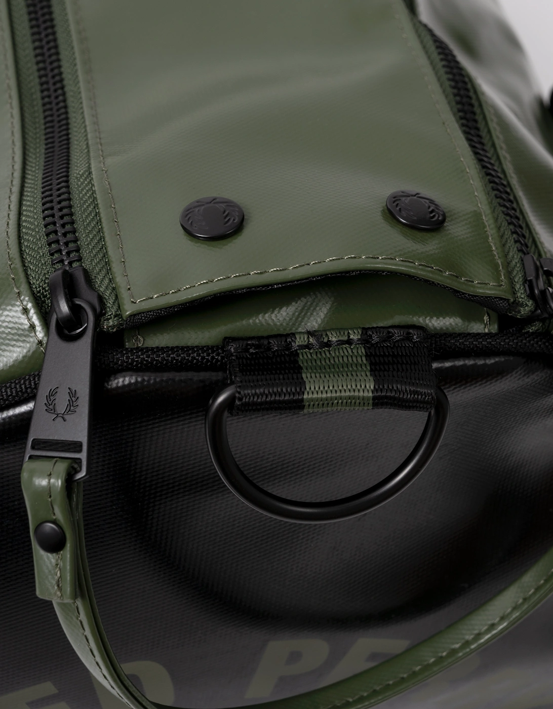 Fred Perry Recycled Polyester Classic Barrel Bag - Laurel Wreath Green/Black Z50