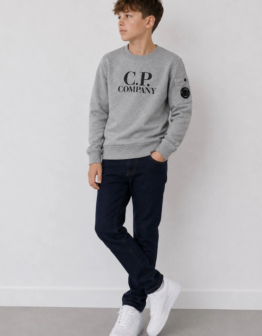 C.P. COMPANY LENS LOGO SWEATSHIRT IN MEDIUM GREY CNF019