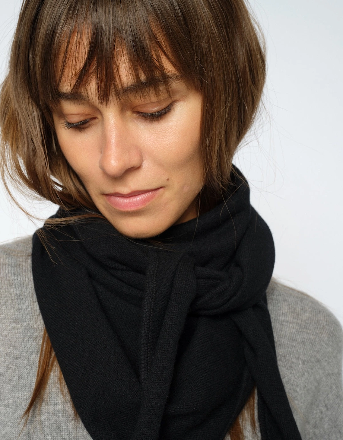 Enata Cashmere knit scarf in black
