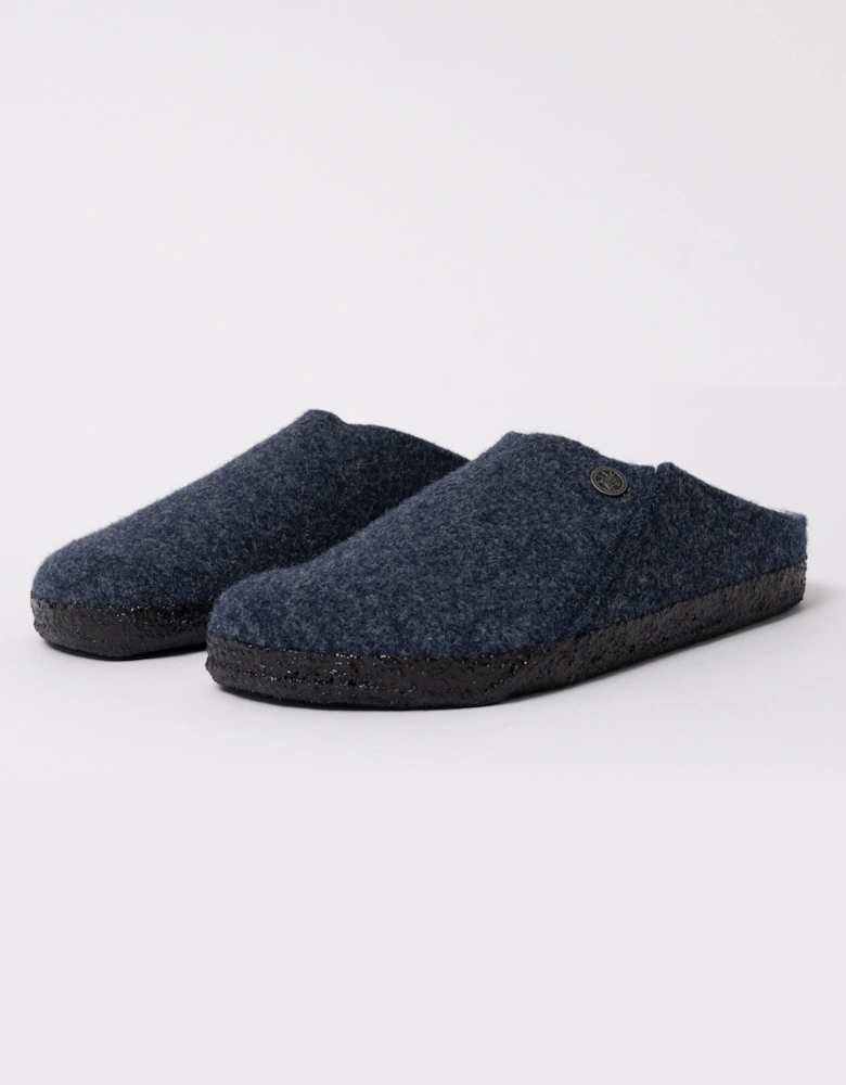 Anatomically shaped cork-latex footbed (Shearling Footbed) Upper: wool felt Footbed lining: shearling Sole: latex Details: clog with extended shaft; decorative stitching; decorative rivet Footbed “Made in Germany”