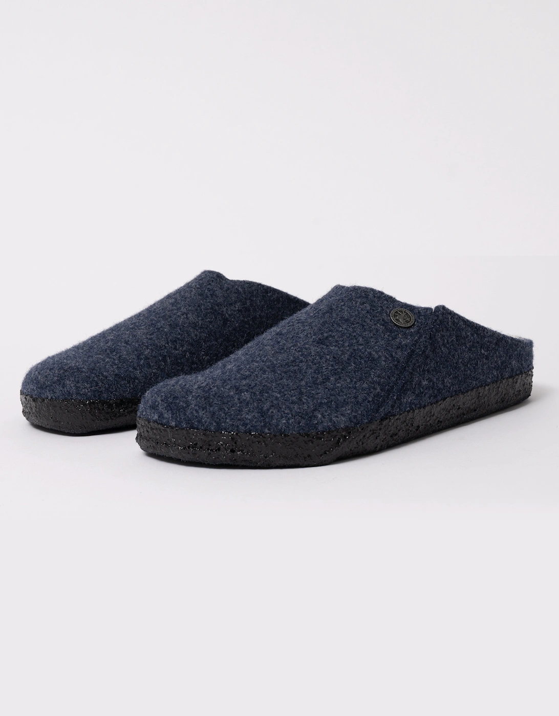 Anatomically shaped cork-latex footbed (Shearling Footbed) Upper: wool felt Footbed lining: shearling Sole: latex Details: clog with extended shaft; decorative stitching; decorative rivet Footbed “Made in Germany”