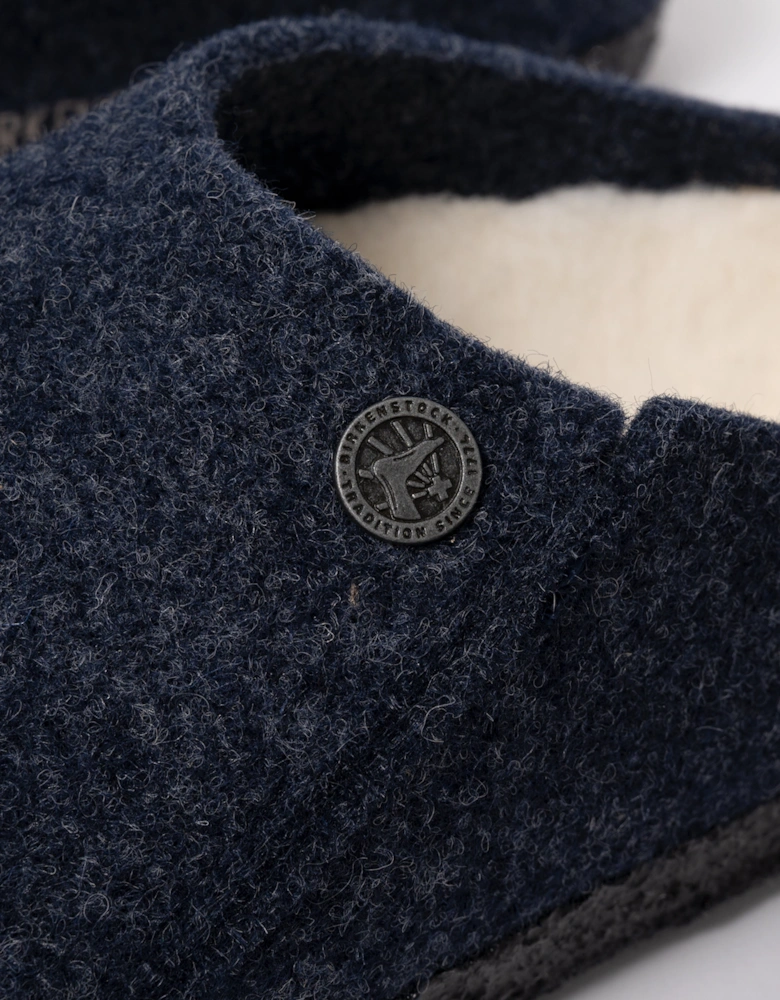 Anatomically shaped cork-latex footbed (Shearling Footbed) Upper: wool felt Footbed lining: shearling Sole: latex Details: clog with extended shaft; decorative stitching; decorative rivet Footbed “Made in Germany”