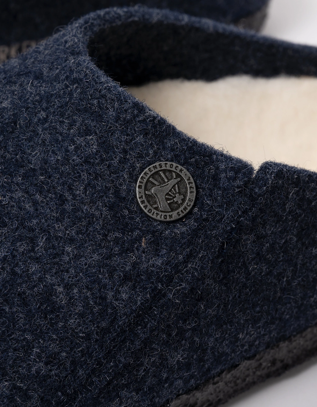 Anatomically shaped cork-latex footbed (Shearling Footbed) Upper: wool felt Footbed lining: shearling Sole: latex Details: clog with extended shaft; decorative stitching; decorative rivet Footbed “Made in Germany”