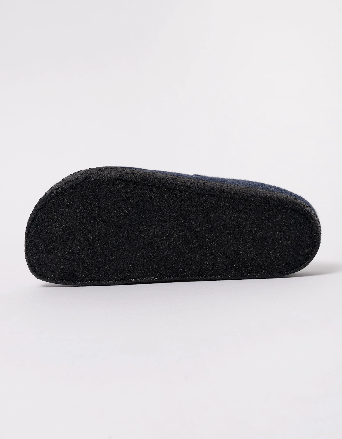 Anatomically shaped cork-latex footbed (Shearling Footbed) Upper: wool felt Footbed lining: shearling Sole: latex Details: clog with extended shaft; decorative stitching; decorative rivet Footbed “Made in Germany”