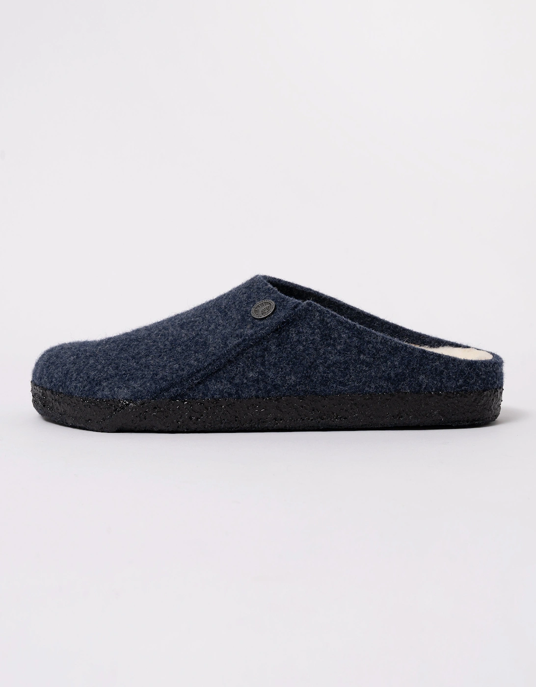 Anatomically shaped cork-latex footbed (Shearling Footbed) Upper: wool felt Footbed lining: shearling Sole: latex Details: clog with extended shaft; decorative stitching; decorative rivet Footbed “Made in Germany”