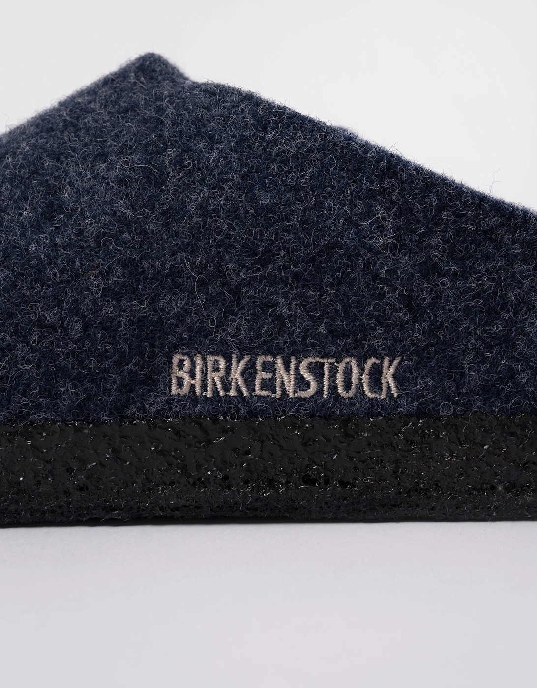 Anatomically shaped cork-latex footbed (Shearling Footbed) Upper: wool felt Footbed lining: shearling Sole: latex Details: clog with extended shaft; decorative stitching; decorative rivet Footbed “Made in Germany”