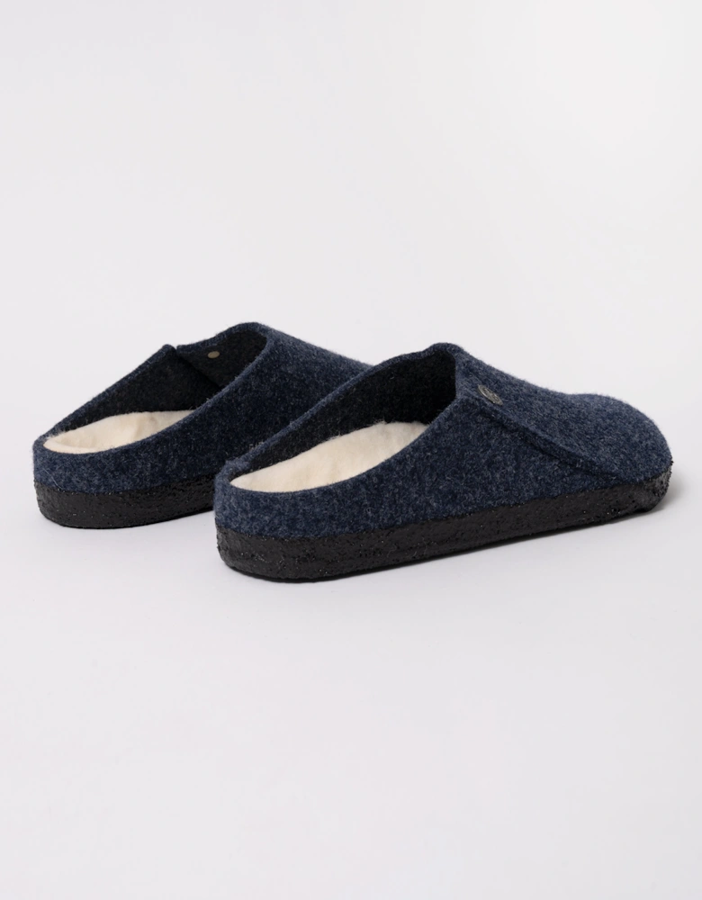 Anatomically shaped cork-latex footbed (Shearling Footbed) Upper: wool felt Footbed lining: shearling Sole: latex Details: clog with extended shaft; decorative stitching; decorative rivet Footbed “Made in Germany”