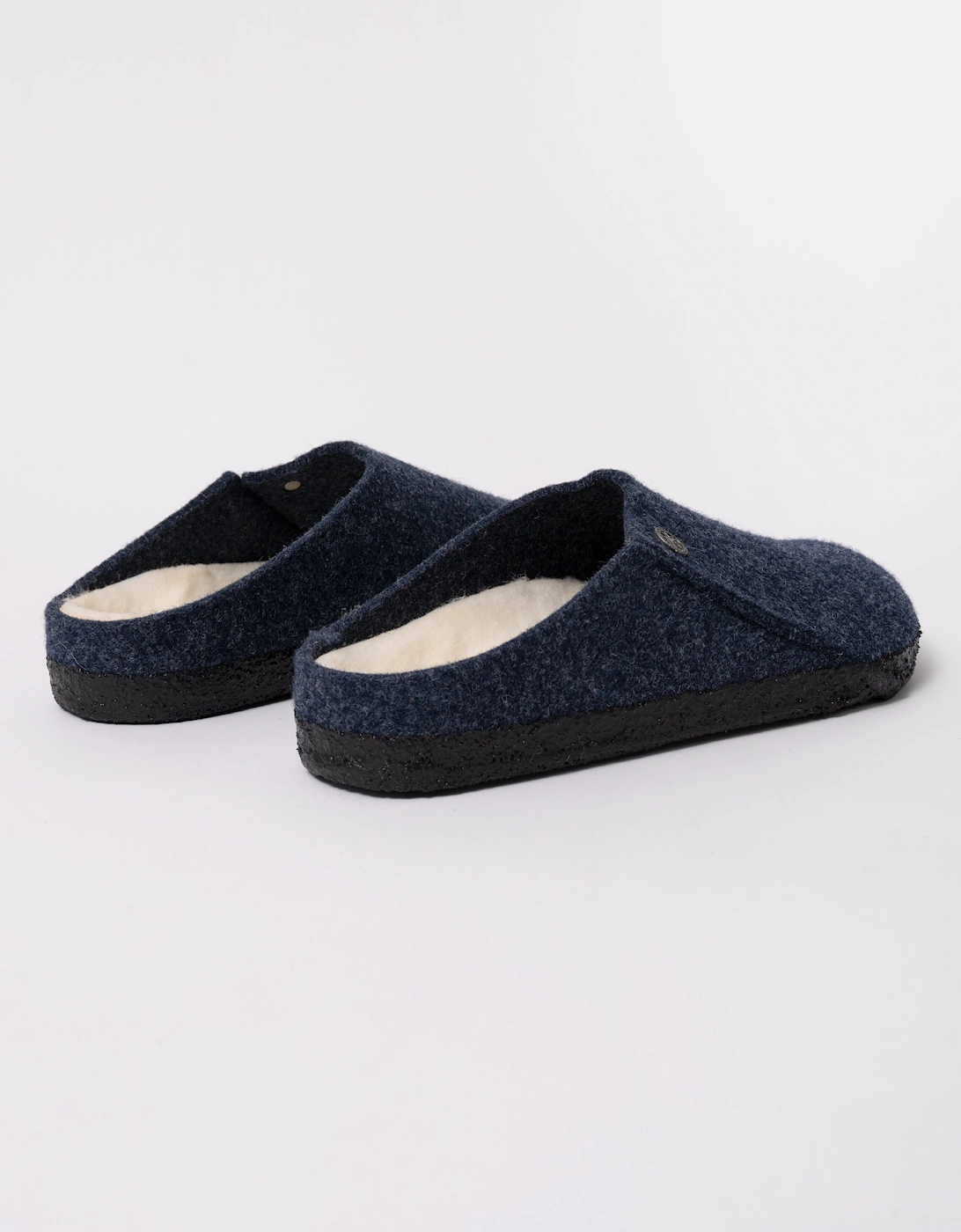 Anatomically shaped cork-latex footbed (Shearling Footbed) Upper: wool felt Footbed lining: shearling Sole: latex Details: clog with extended shaft; decorative stitching; decorative rivet Footbed “Made in Germany”
