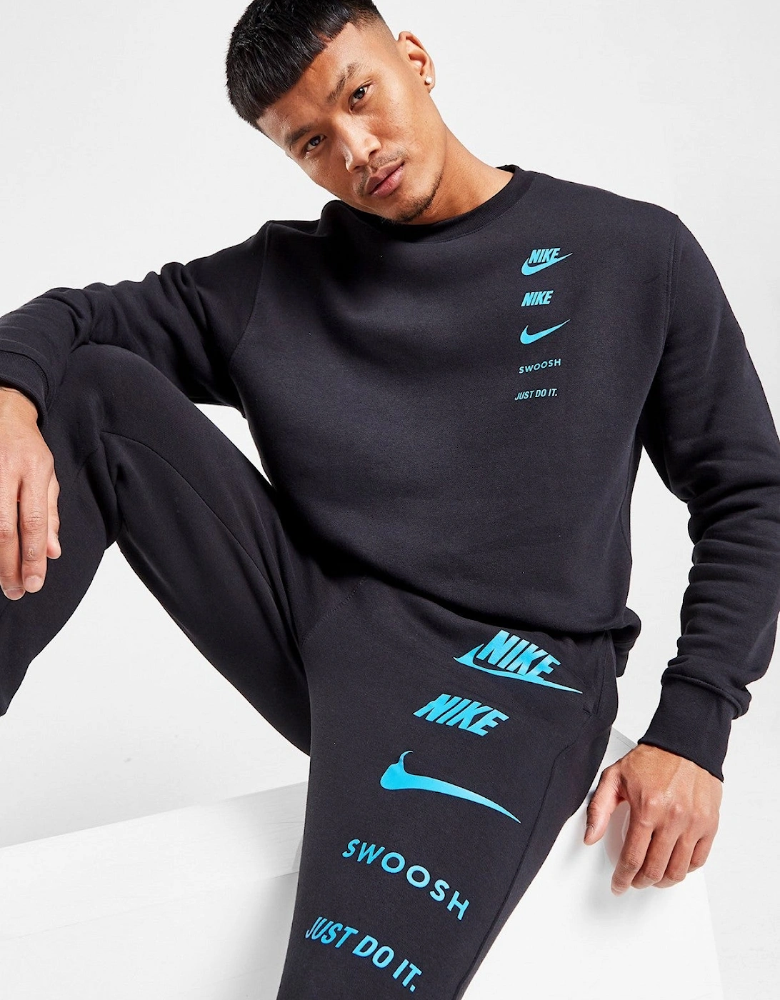 Nike Mens ClubFleece Standard Issue Crewneck Full Tracksuit Set in Black