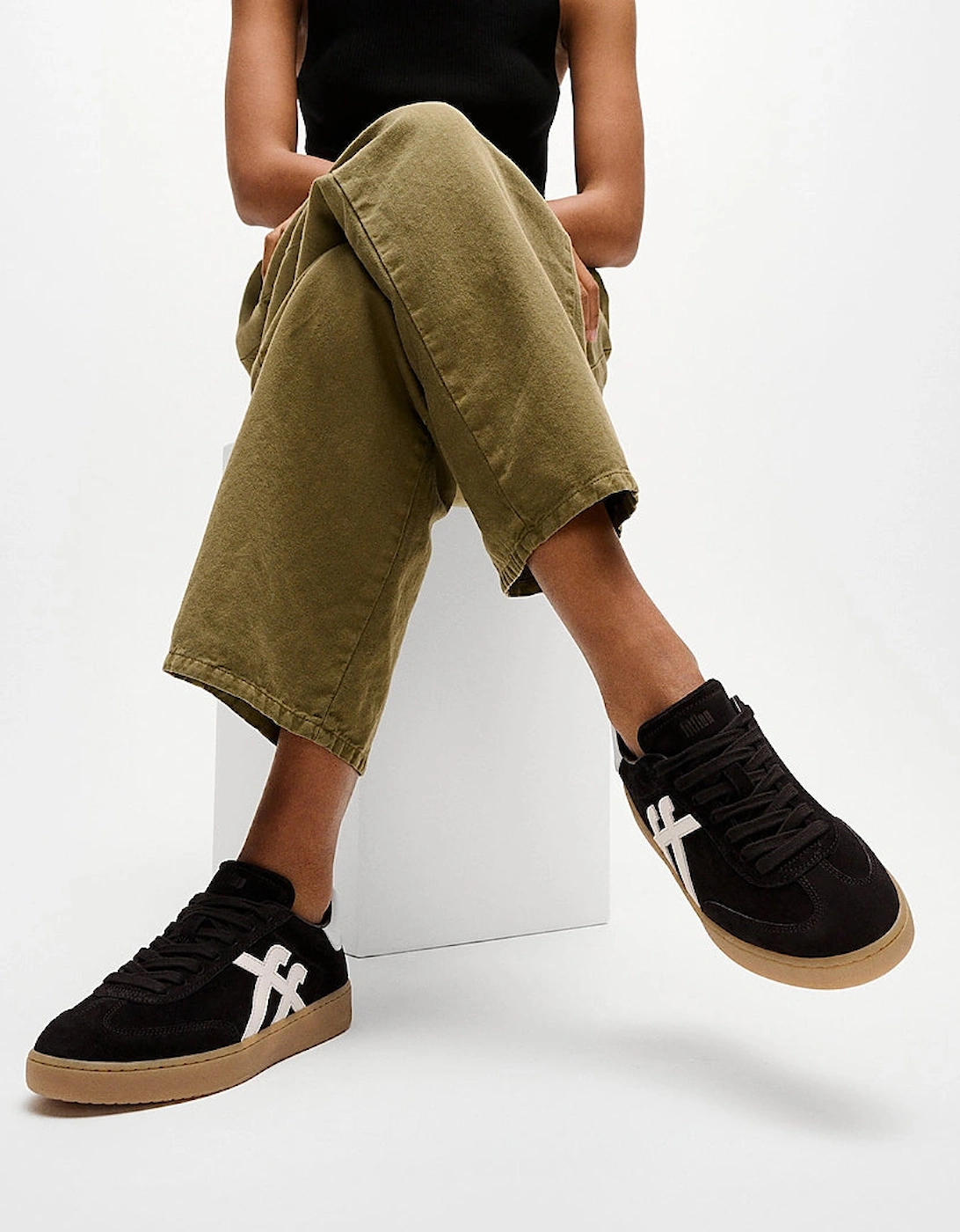 FitFlop The Dash Womens T-Toe Suede Sneakers - Black/Urban White A88