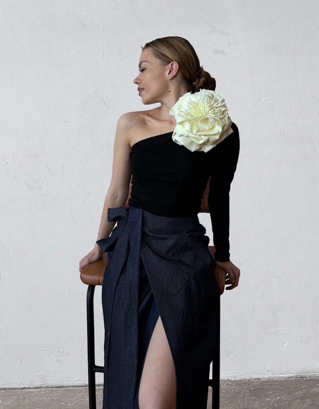 Black One Sleeve Top With White Flower Pin