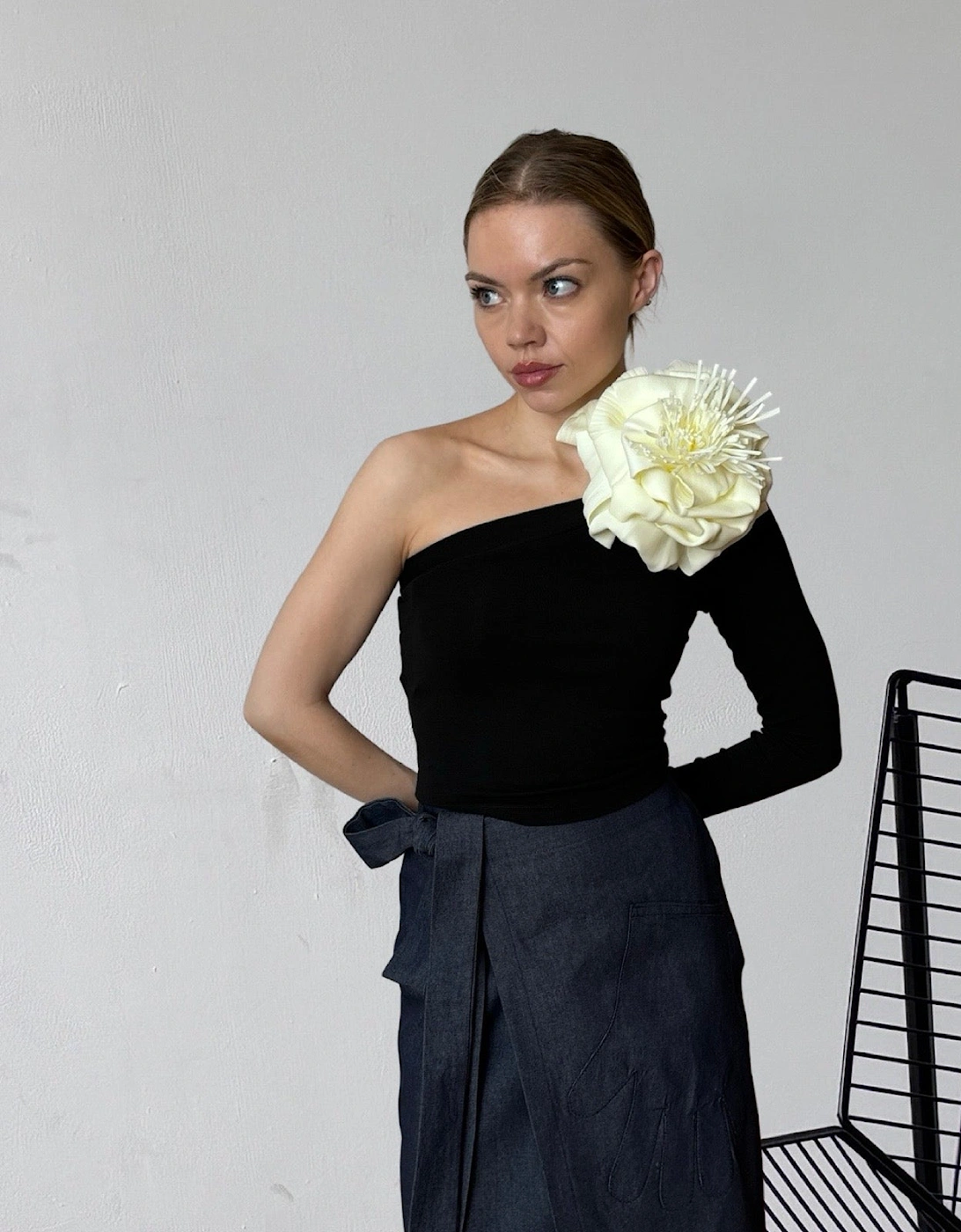 Black One Sleeve Top With White Flower Pin