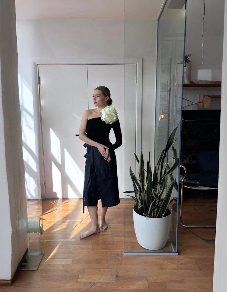 Black One Sleeve Top With White Flower Pin