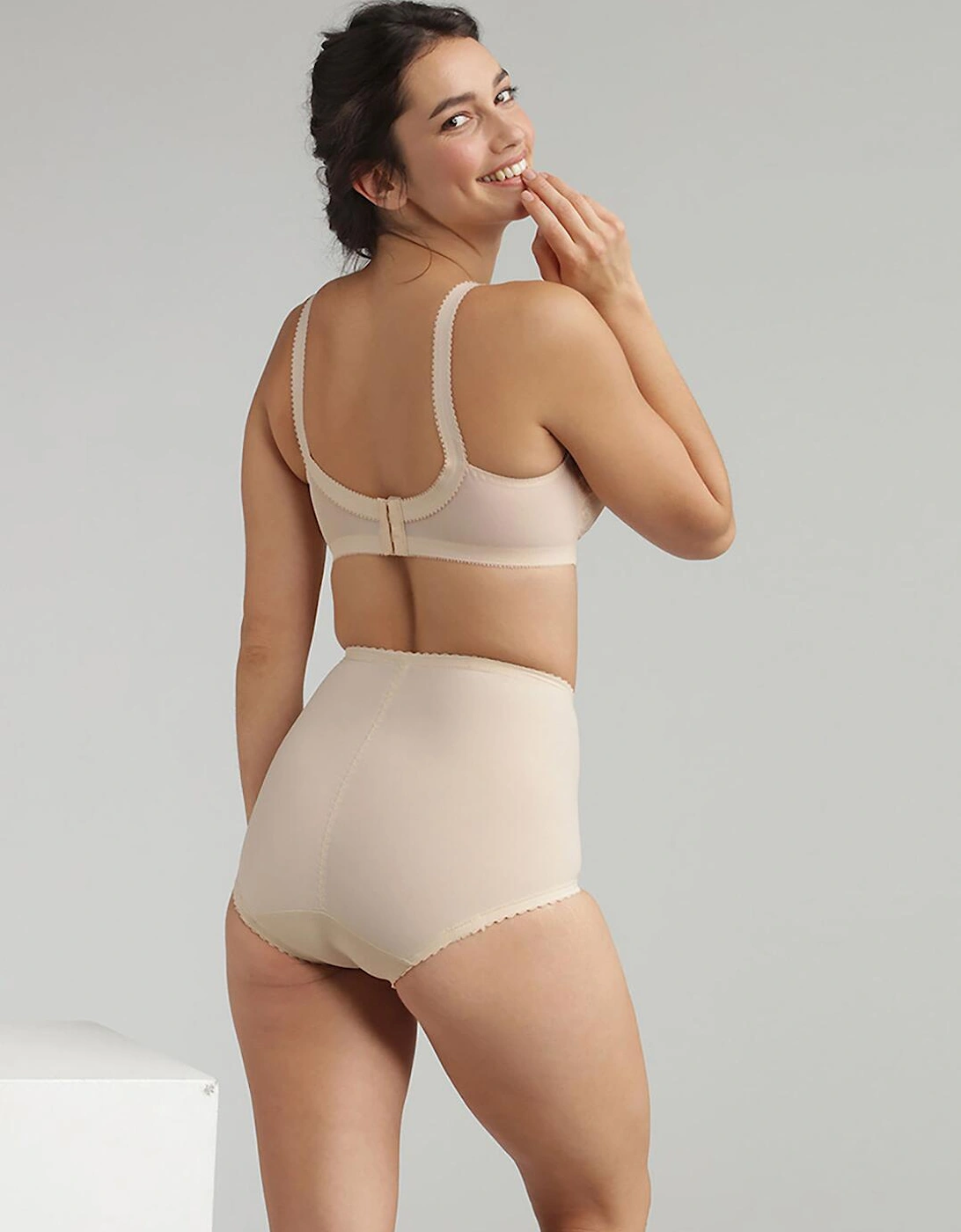 P2522 Playtex I Can't Believe It's A Girdle Maxi Brief
